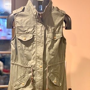 Sleeveless light jacket